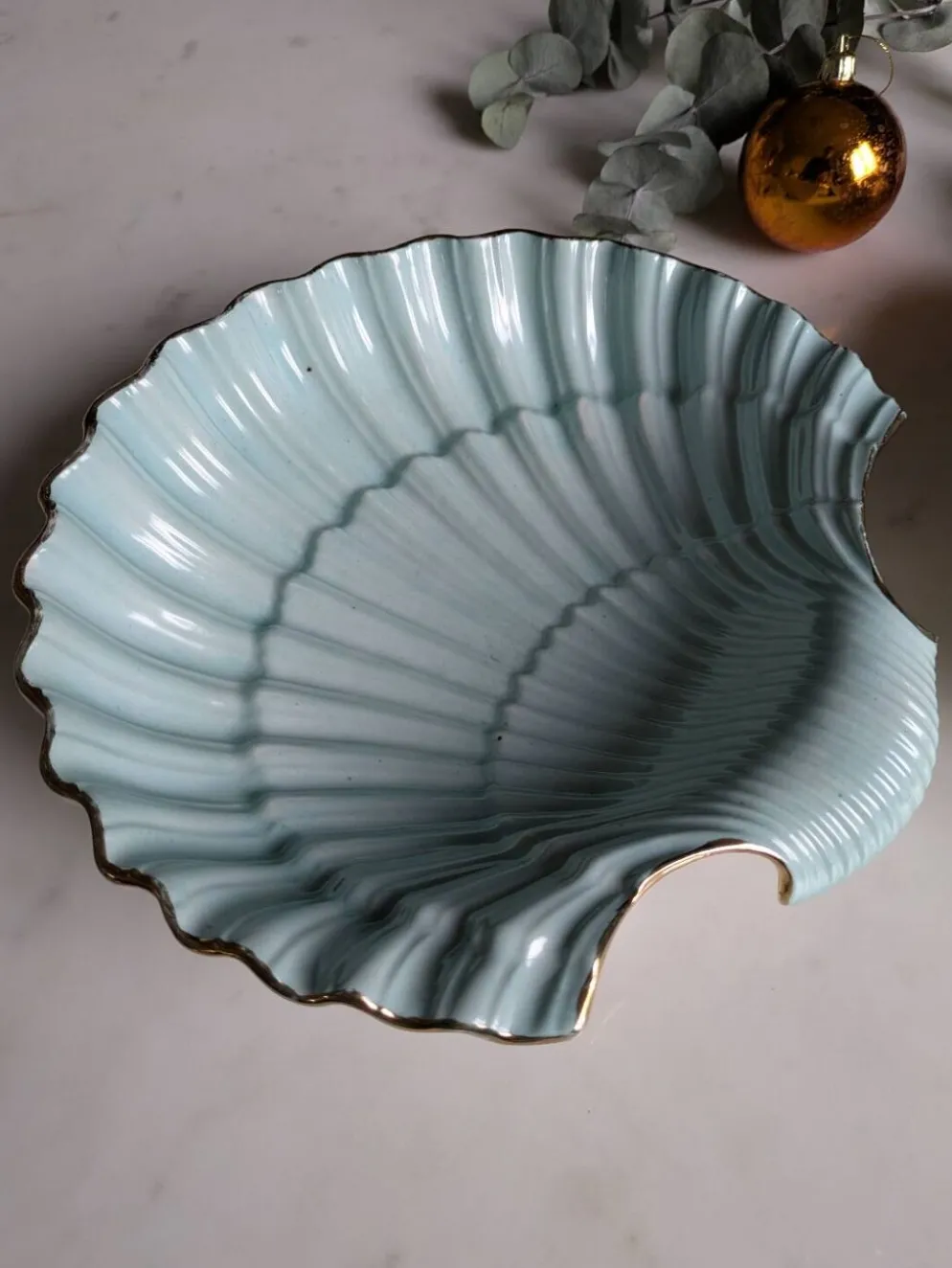 Plats coquillages en porcelaine.
