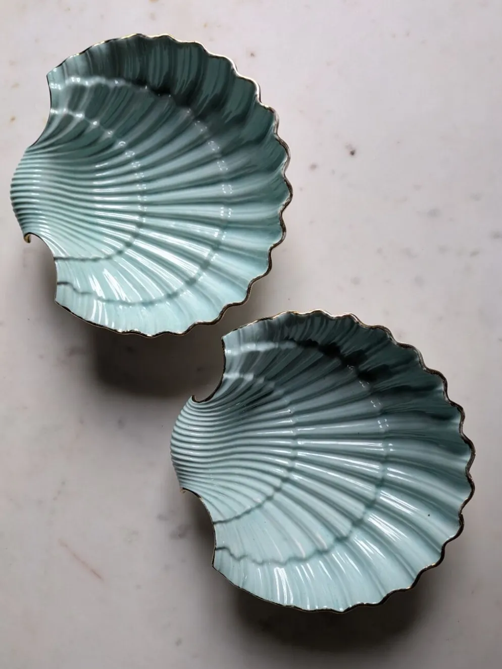 Plats coquillages en porcelaine.