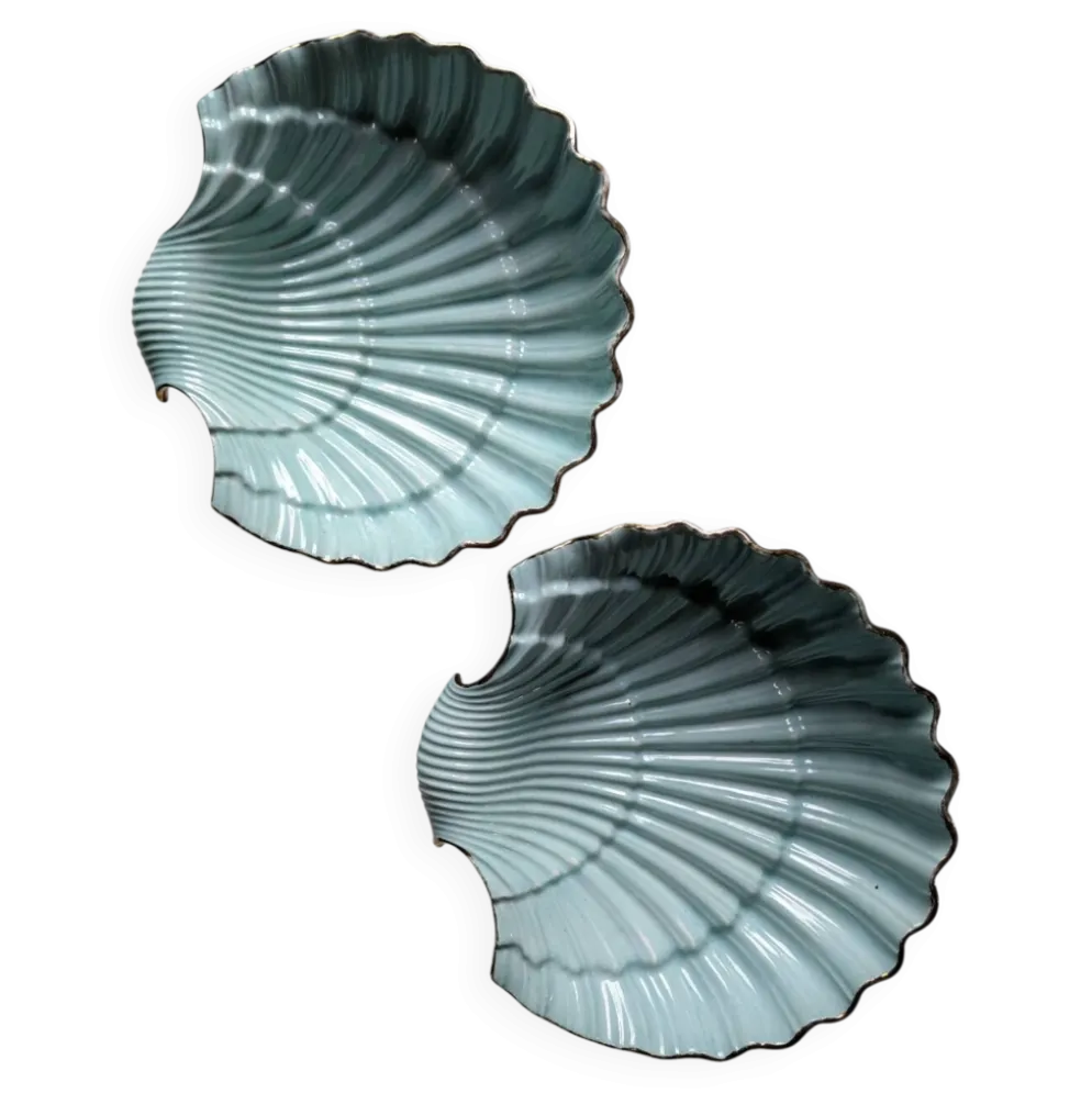 Plats coquillages en porcelaine.