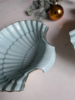 Plats coquillages en porcelaine.