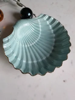 Plats coquillages en porcelaine.