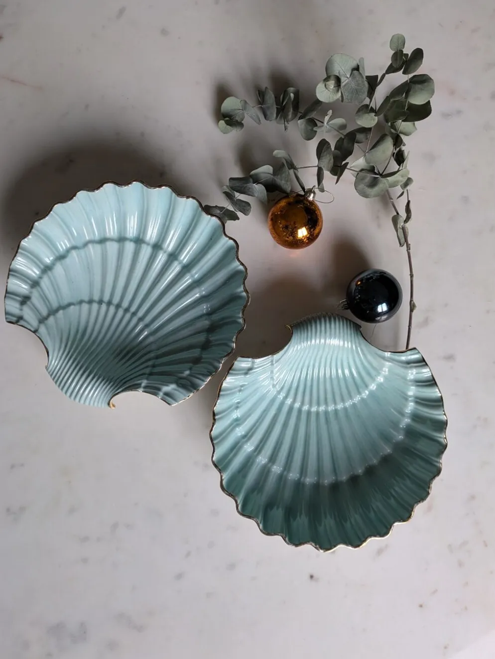 Plats coquillages en porcelaine.