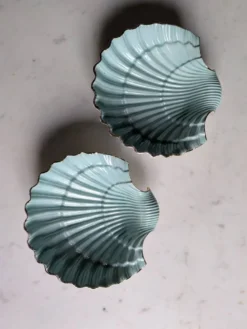 Plats coquillages en porcelaine.