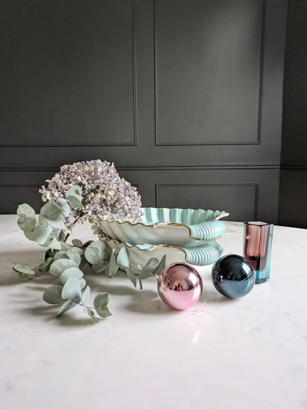 Plats coquillages en porcelaine.