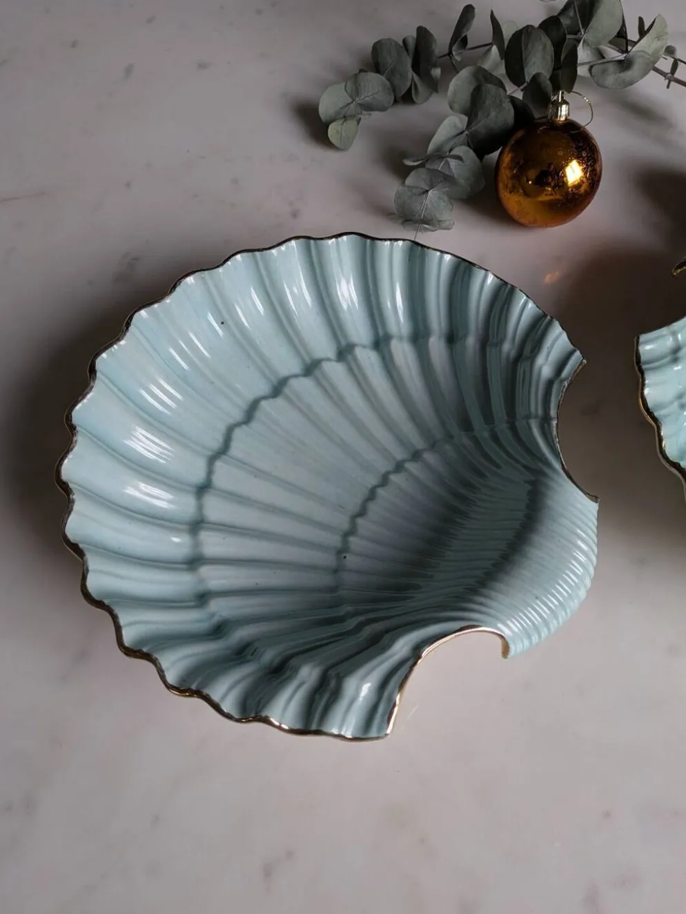 Plats coquillages en porcelaine.