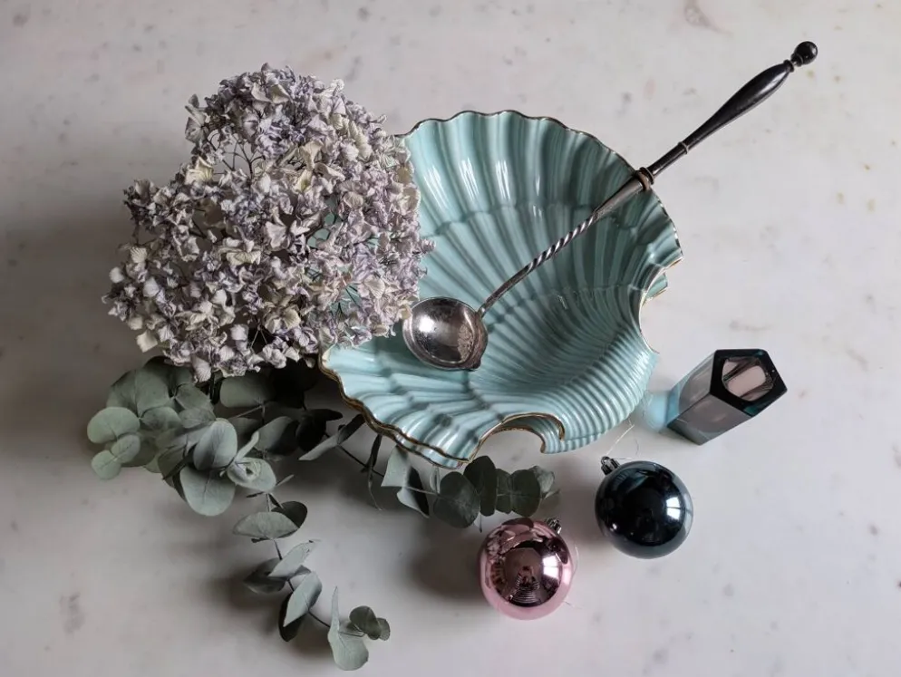 Plats coquillages en porcelaine.