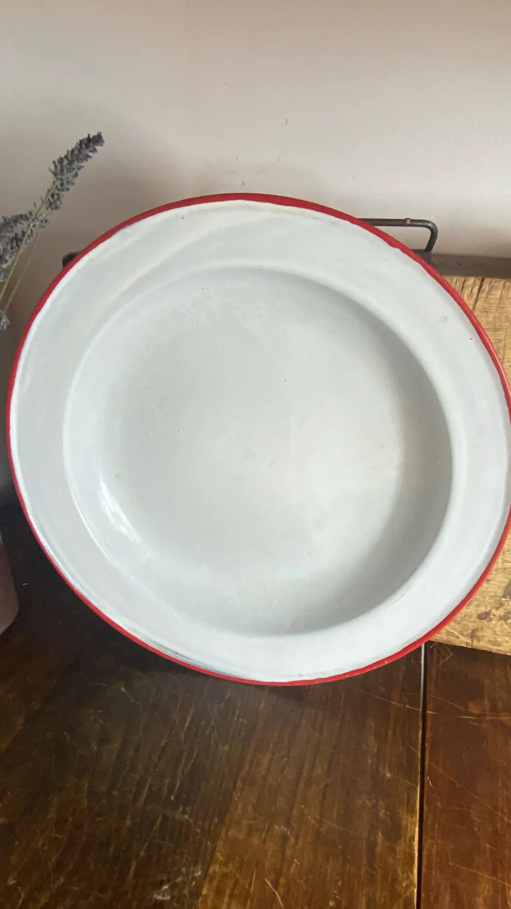 Plats en tôle émaillée