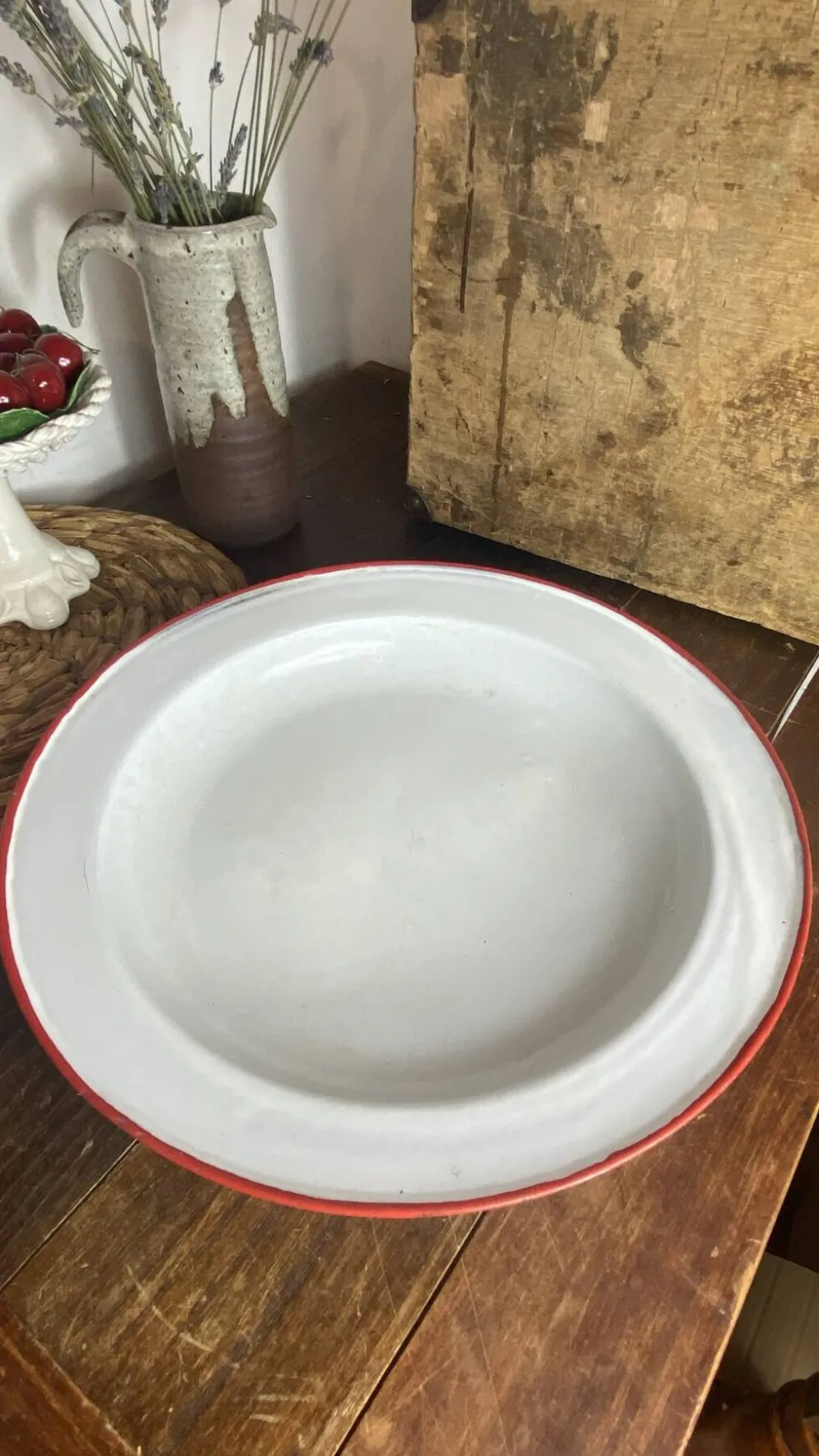Plats en tôle émaillée