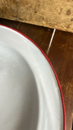 Plats en tôle émaillée