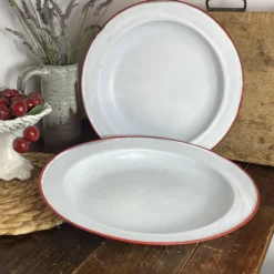 Plats en tôle émaillée