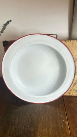 Plats en tôle émaillée