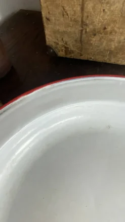 Plats en tôle émaillée