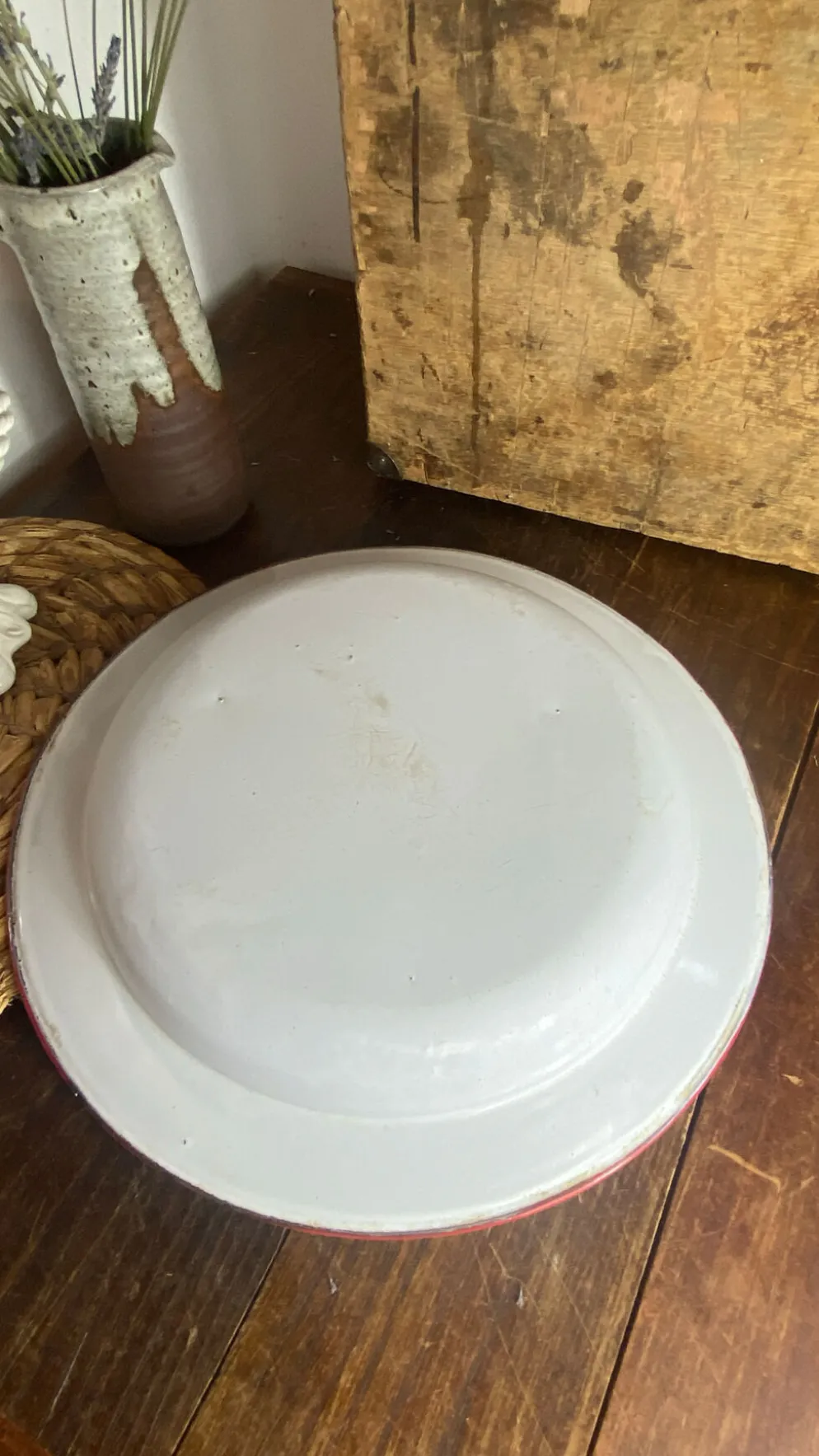 Plats en tôle émaillée