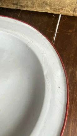 Plats en tôle émaillée