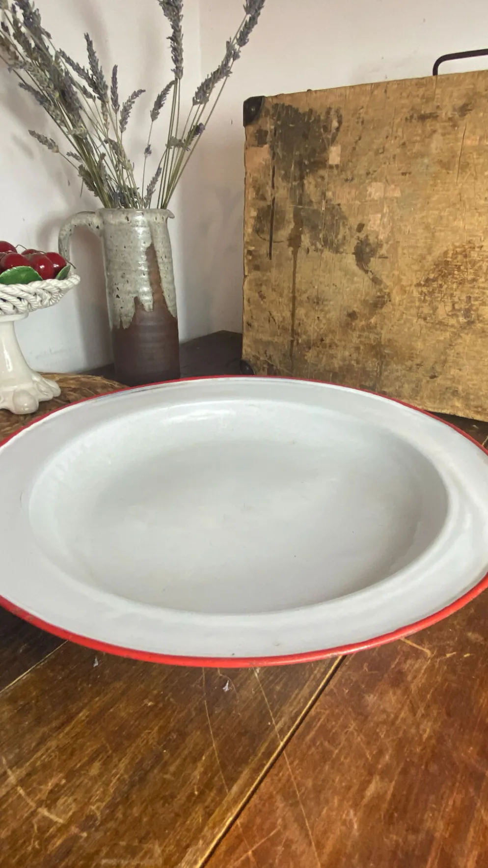 Plats en tôle émaillée
