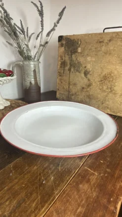 Plats en tôle émaillée