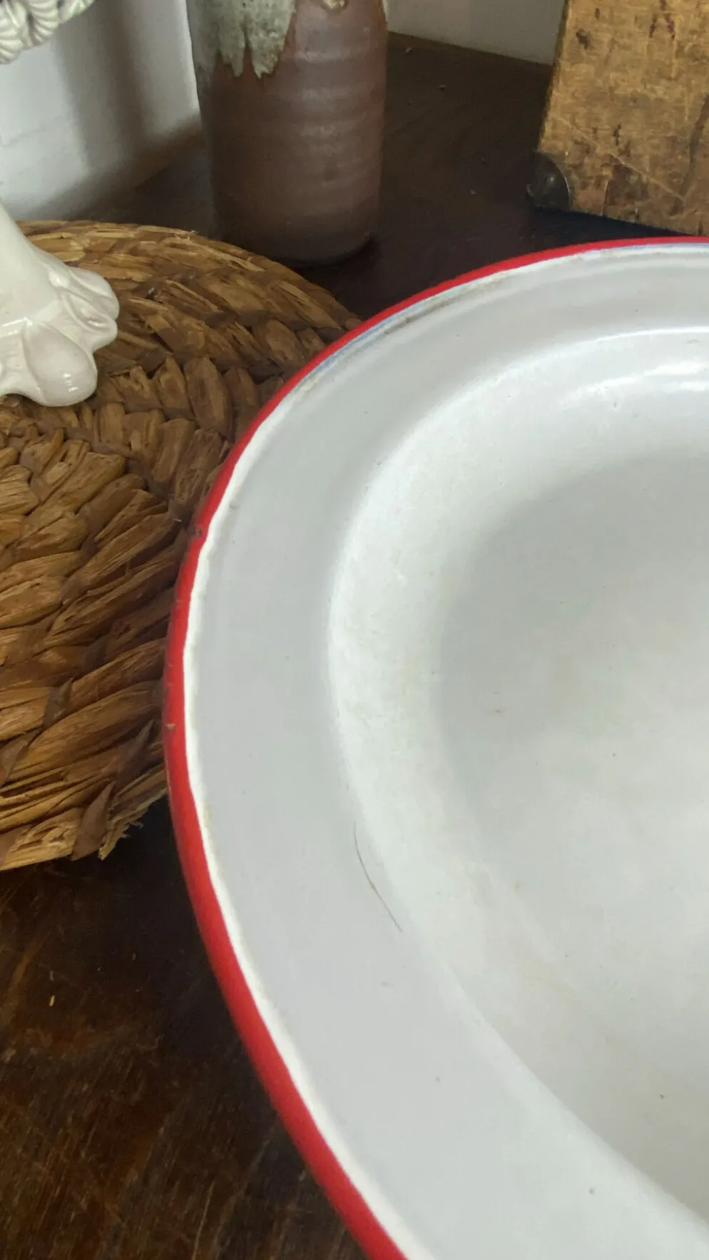 Plats en tôle émaillée