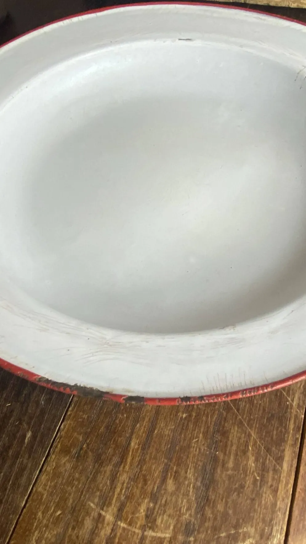 Plats en tôle émaillée