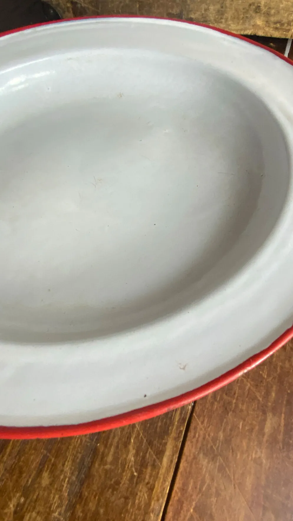 Plats en tôle émaillée