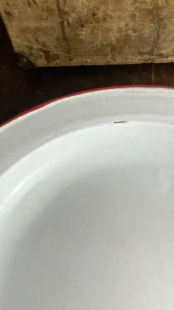 Plats en tôle émaillée