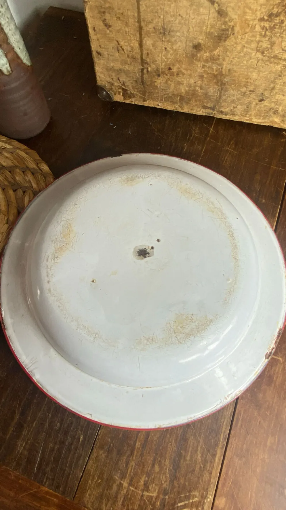 Plats en tôle émaillée