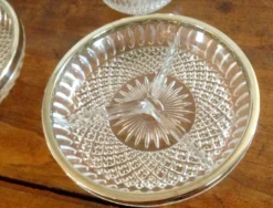 Plats et ramequins en verre ciselé et métal argenté
