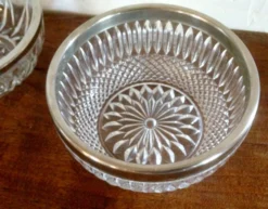 Plats et ramequins en verre ciselé et métal argenté