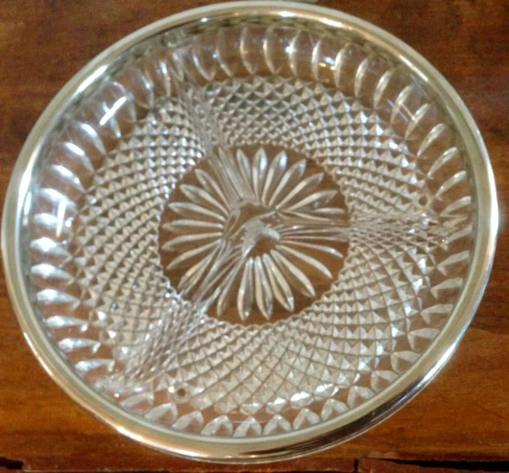 Plats et ramequins en verre ciselé et métal argenté