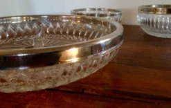 Plats et ramequins en verre ciselé et métal argenté
