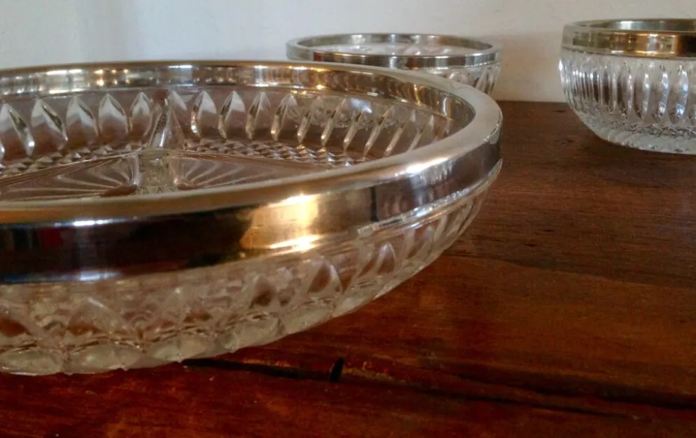 Plats et ramequins en verre ciselé et métal argenté