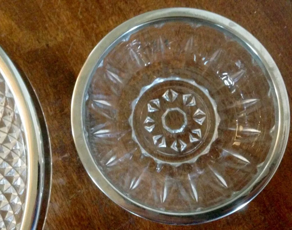 Plats et ramequins en verre ciselé et métal argenté