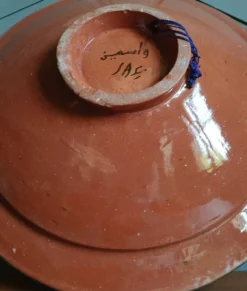 Plat sur piédouche xl signé. cité des potiers Safi au Maroc