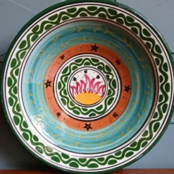 Plat sur piédouche xl signé. cité des potiers Safi au Maroc