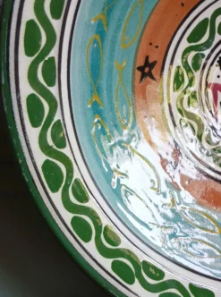 Plat sur piédouche xl signé. cité des potiers Safi au Maroc