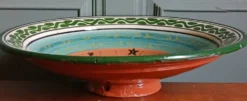 Plat sur piédouche xl signé. cité des potiers Safi au Maroc