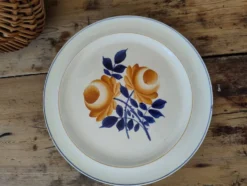 Plat sur pied vintage en faïence Moulin des Loups modèle Roubaix
