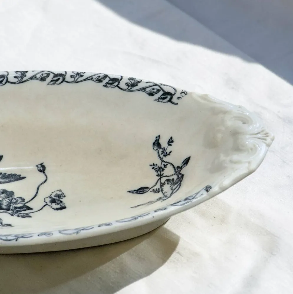 Plat terre de fer à l'oiseau du XIXe siècle signé Onnaing "Coquelicots"