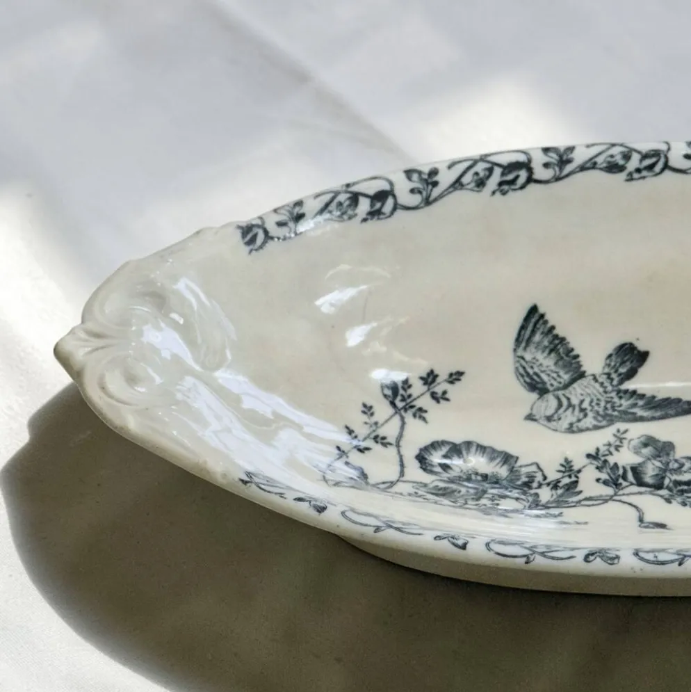 Plat terre de fer à l'oiseau du XIXe siècle signé Onnaing "Coquelicots"