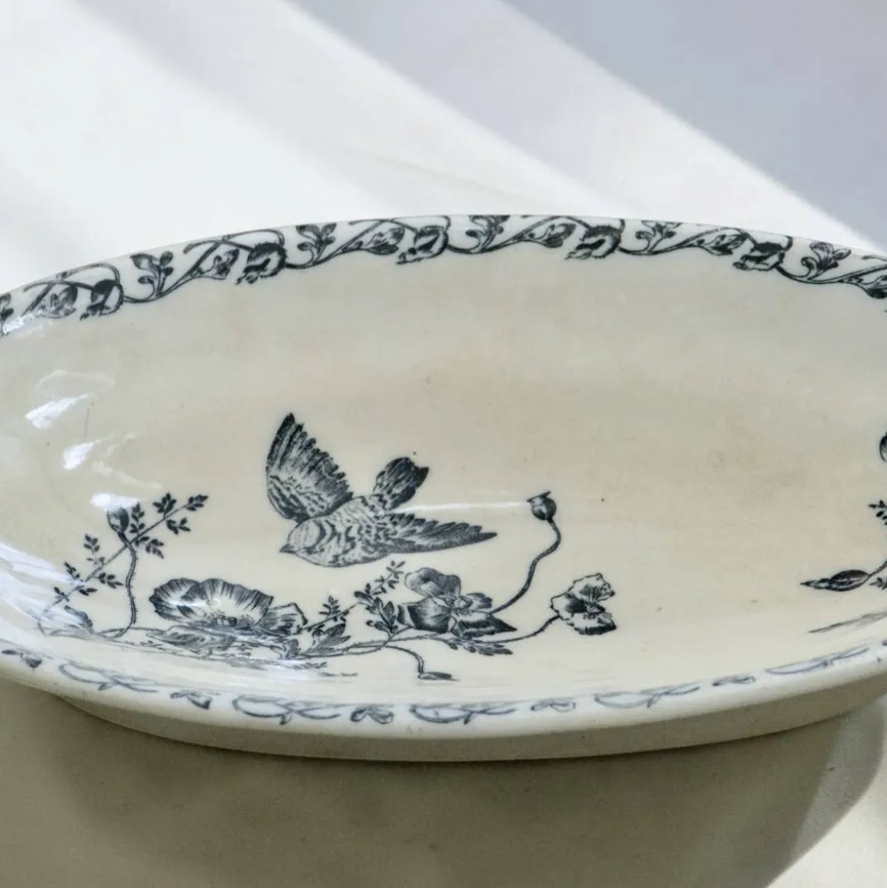 Plat terre de fer à l'oiseau du XIXe siècle signé Onnaing "Coquelicots"
