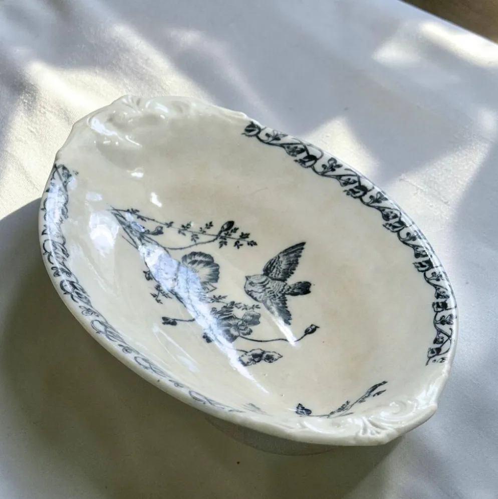 Plat terre de fer à l'oiseau du XIXe siècle signé Onnaing "Coquelicots"