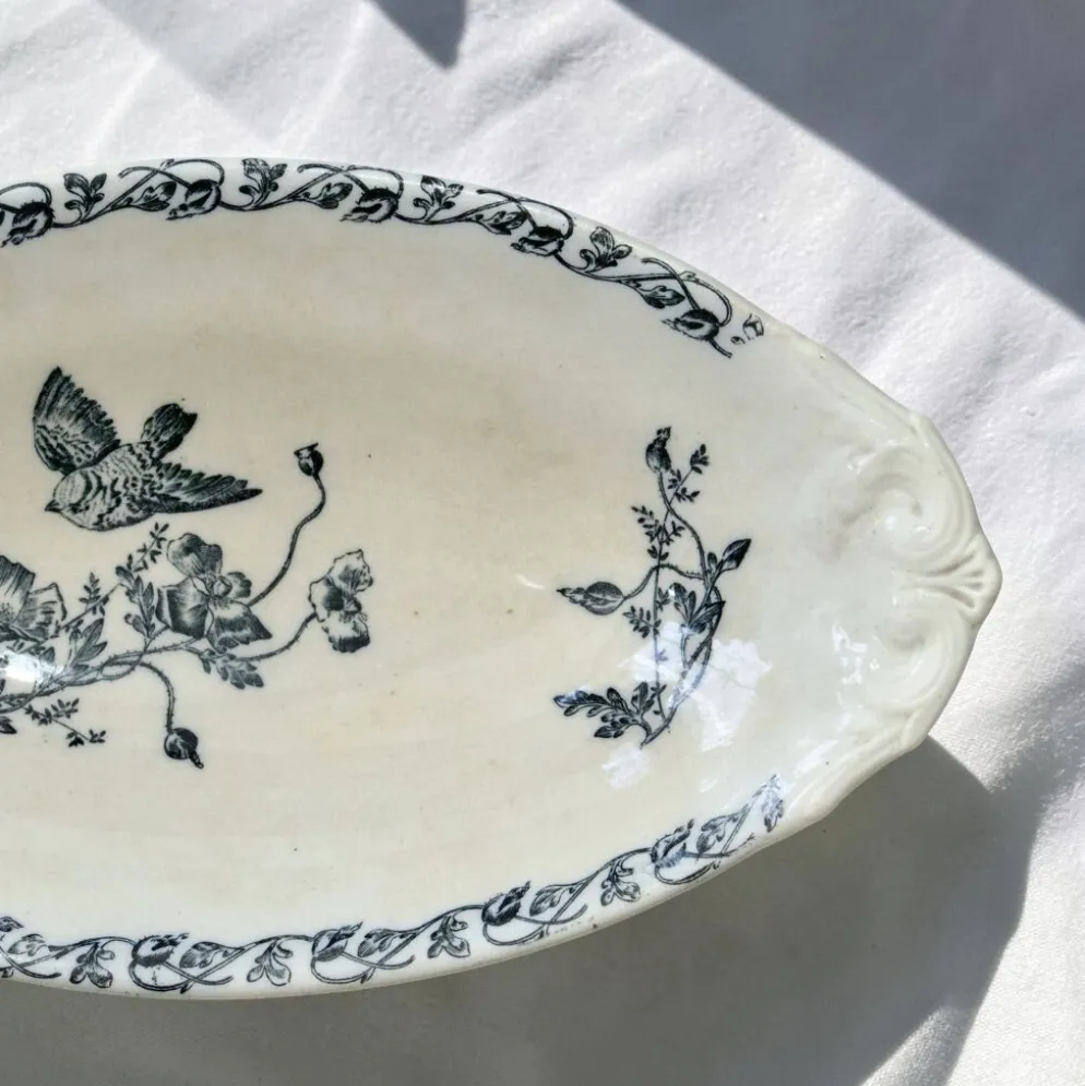 Plat terre de fer à l'oiseau du XIXe siècle signé Onnaing "Coquelicots"