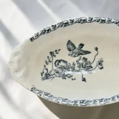 Plat terre de fer à l'oiseau du XIXe siècle signé Onnaing