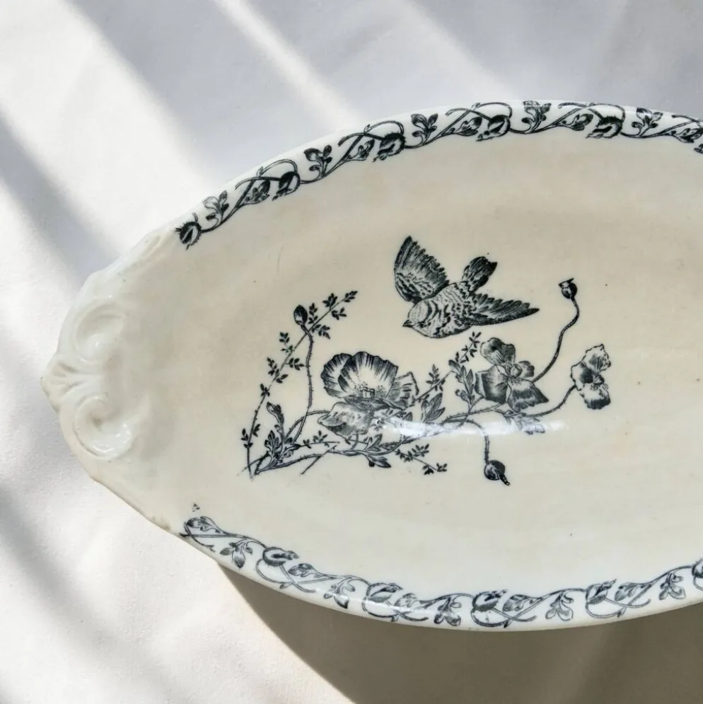 Plat terre de fer à l'oiseau du XIXe siècle signé Onnaing "Coquelicots"