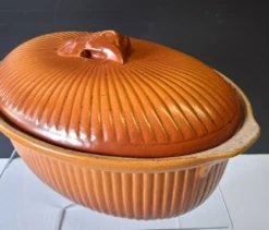 Plat à terrine à faisan / cocotte avec couvercle en majolique en