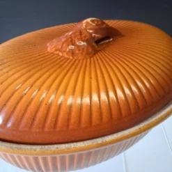 Plat à terrine à faisan / cocotte avec couvercle en majolique en