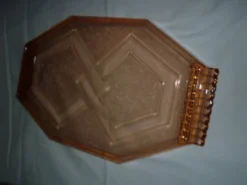 Plat transparent en verre rose art-déco