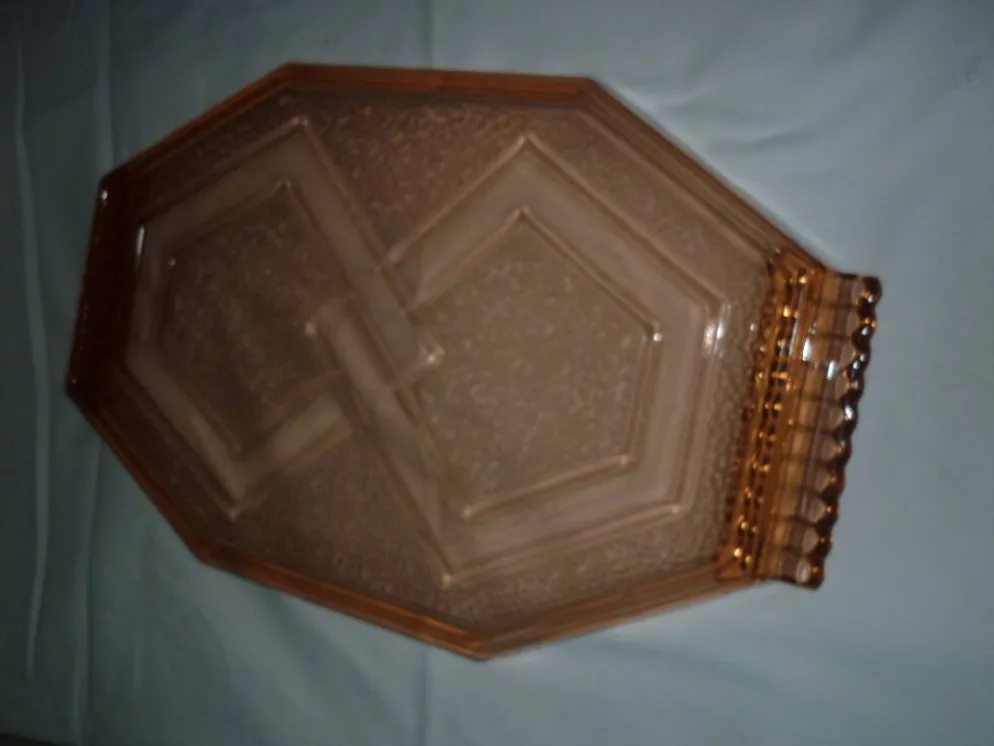 Plat transparent en verre rose art-déco