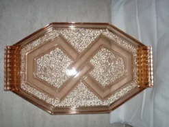 Plat transparent en verre rose art-déco