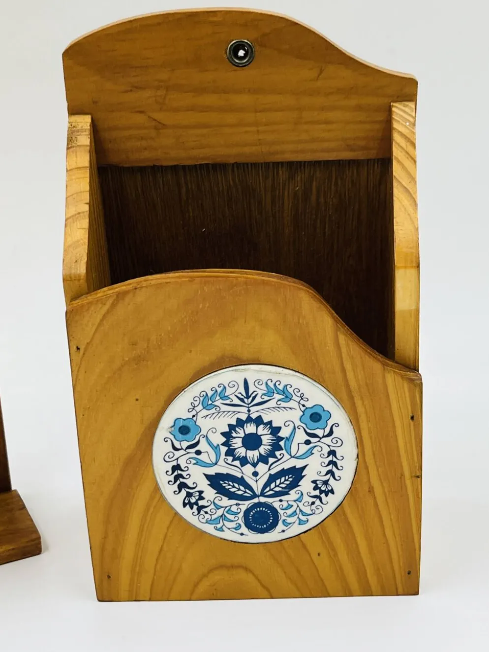 Porte coquetier mural et porte ustensiles en bois