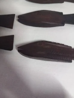 Porte-couteaux anciens en bois.